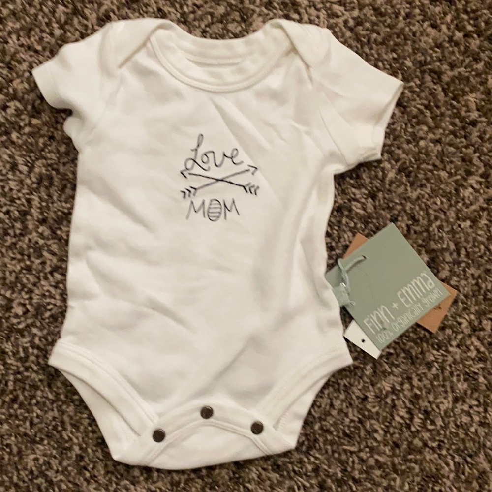 Finn + Emma organic onesie “love mom” 3-6m